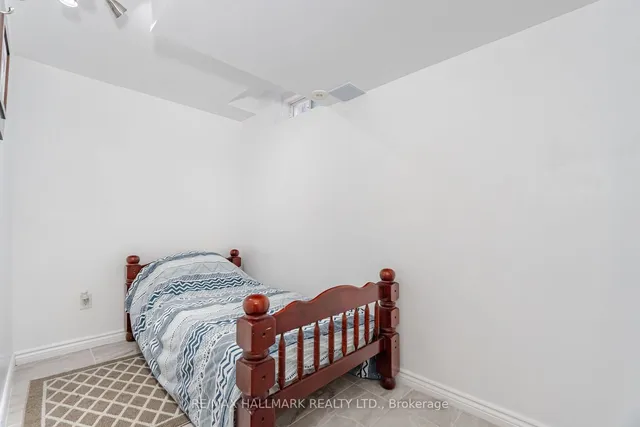 Additional image 35 of 39 Pin Lane