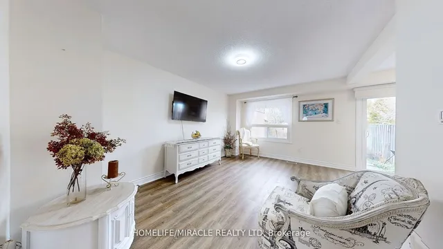 284 RoyaISalisbury Way