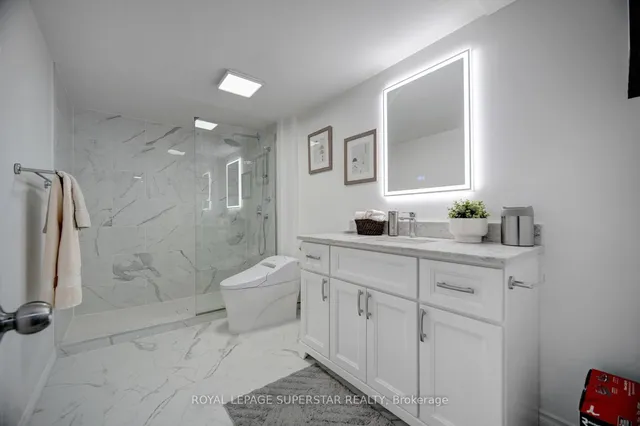 Additional image 32 of 220 EDGEWATER Cres