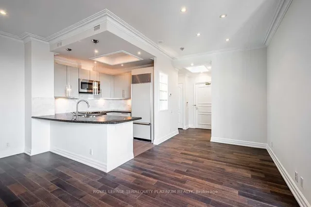 Additional image 4 of 38 Avenue Rd Unit 902