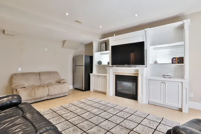 Additional image 32 of 81 Stormont Ave