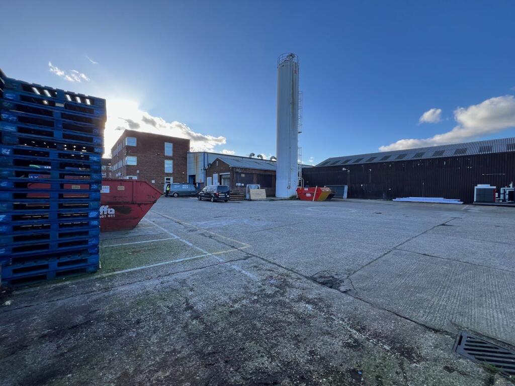 83 Bridge Road East, Welwyn Garden City, AL7 1LA