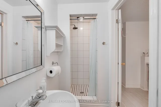 Additional image 34 of 45 STRATHROY Cres