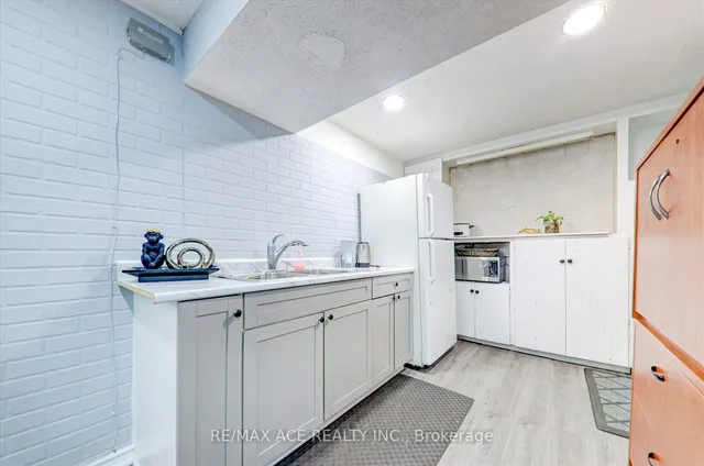 Additional image 31 of 121 Cultra Sq