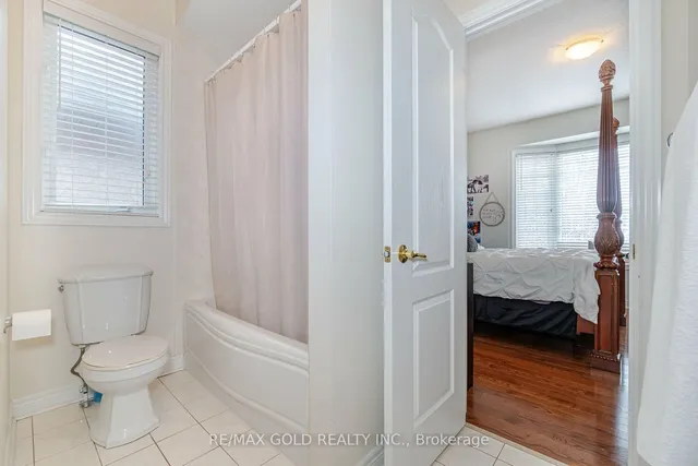 Additional image 32 of 36 Quatro Cres