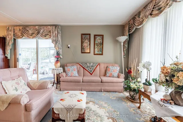 Additional image 24 of 25 Blanche Crt