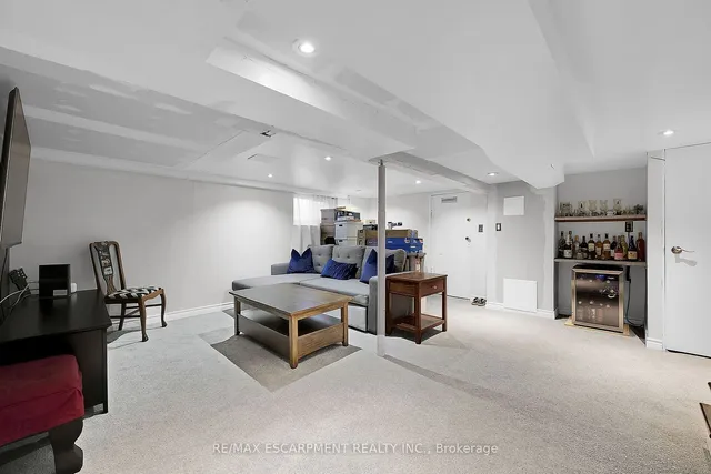 Additional image 25 of 53 1/2 Robins Ave