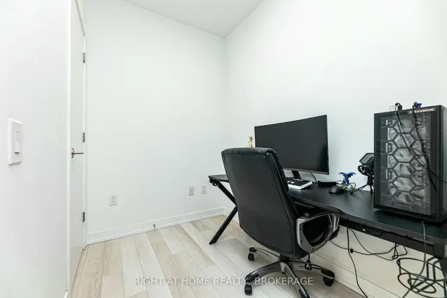 Additional image 17 of 39 Roehampton Ave Unit 1301