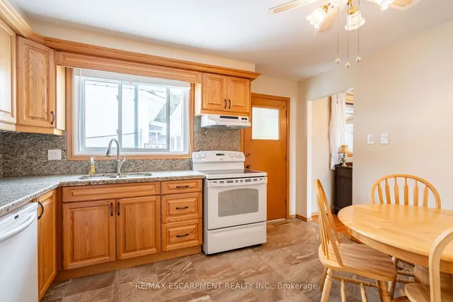 Additional image 18 of 44 CAPILANO Dr