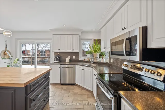 Additional image 17 of 45 STRATHROY Cres