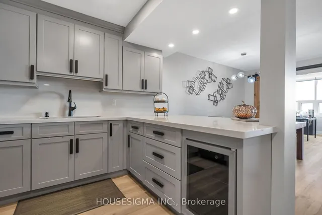 Additional image 6 of 716 The West Mall Unit 1402