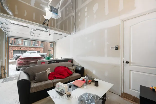 Additional image 32 of 35 Fresnel Rd