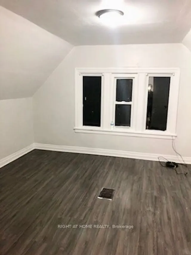 Additional image 31 of 24 Spadina Ave