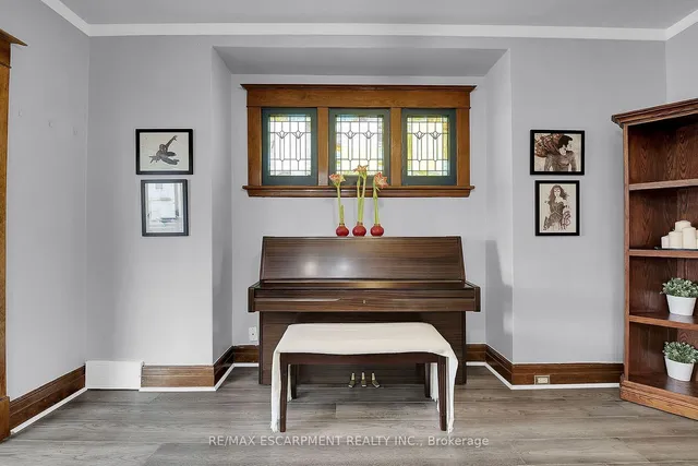 Additional image 9 of 53 1/2 Robins Ave