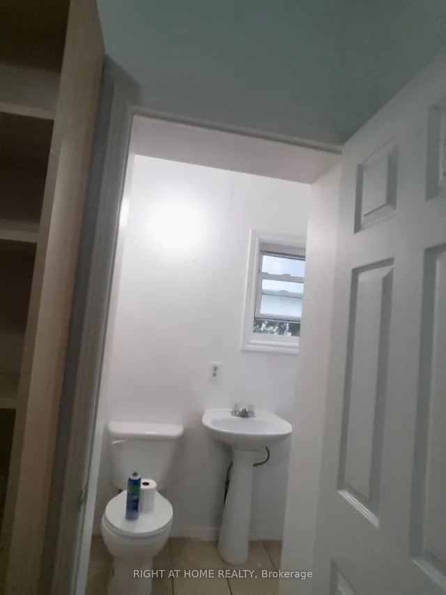 Additional image 23 of 24 Spadina Ave