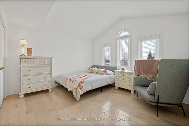 Additional image 28 of 45 STRATHROY Cres