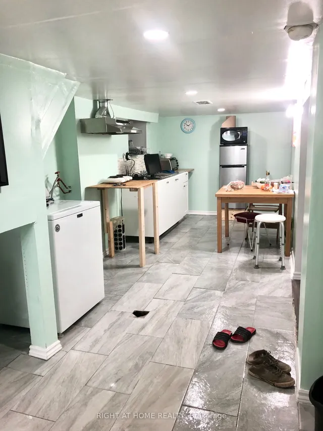 Additional image 9 of 24 Spadina Ave