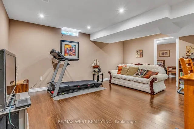 Additional image 10 of 8 Lampman Dr