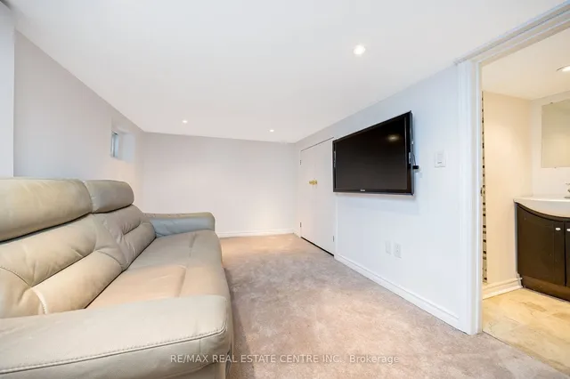 Additional image 29 of 323 Kipling Ave