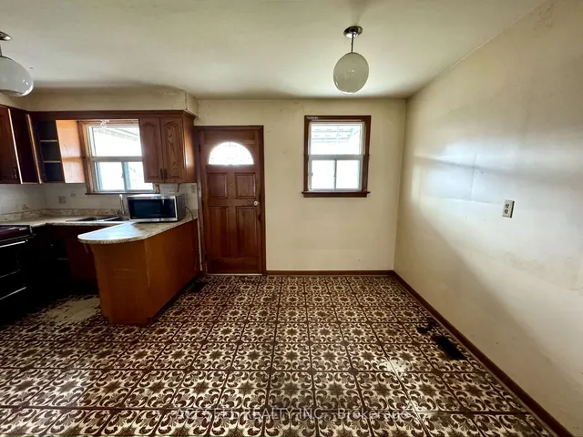 Additional image 11 of 684 Manning Ave