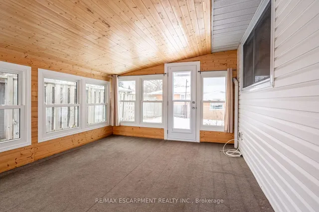 Additional image 21 of 44 CAPILANO Dr