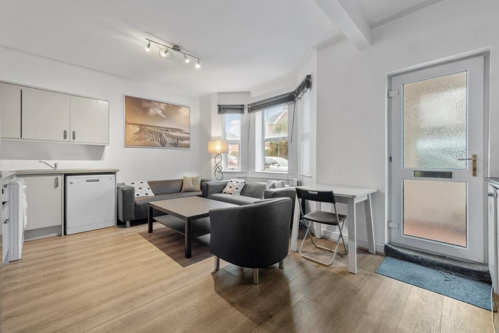 Additional image 3 of 6 bedroom House in Winton