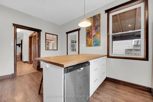 Additional image 19 of 33 Mayflower Ave