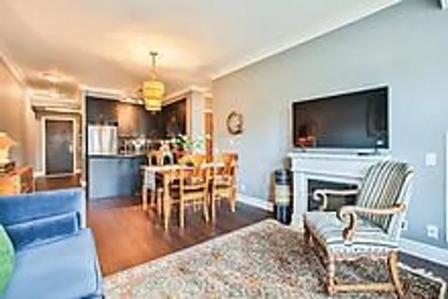 9 Burnhamthorpe Cres Unit 401