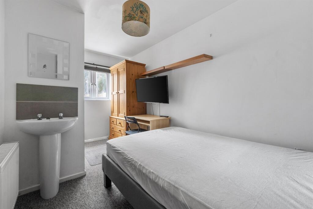 Additional image 6 of 6 bedroom House in Winton