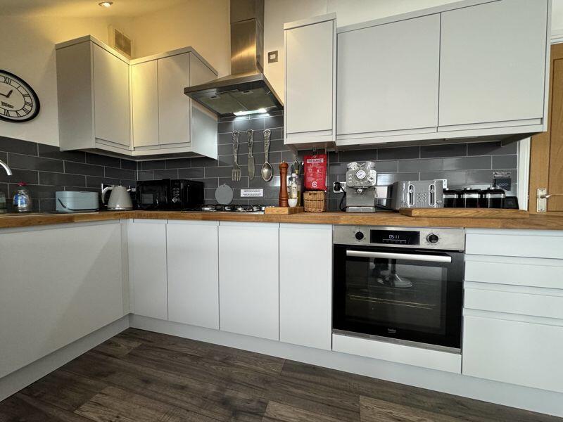 Additional image 9 of PRIME PENTHOUSE APARTMENT 5 MINS TO BEACH & TOWN WITH PARKING