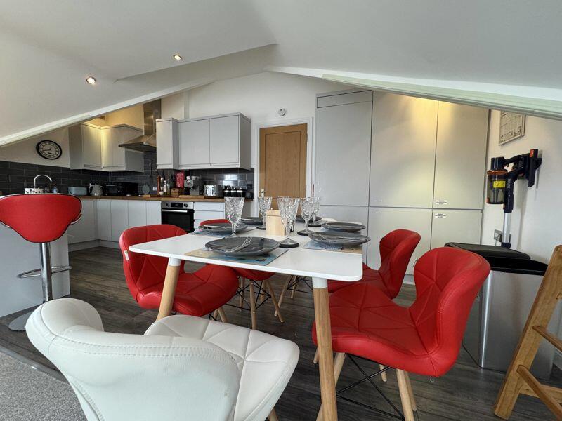 Additional image 6 of PRIME PENTHOUSE APARTMENT 5 MINS TO BEACH & TOWN WITH PARKING