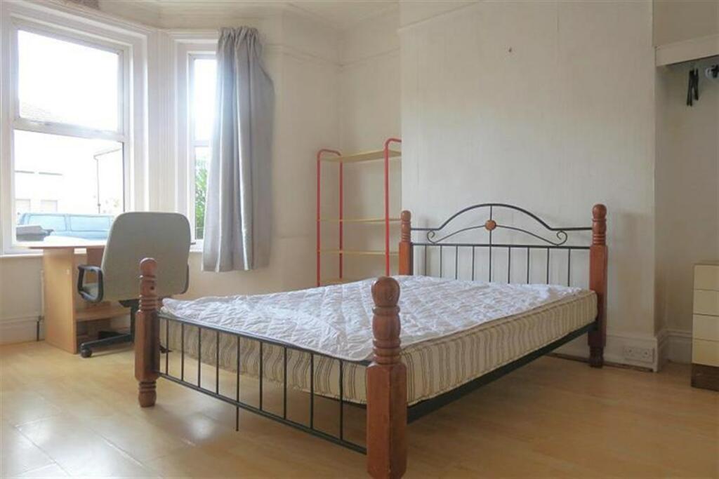 3 bedroom Ground Floor Flat in Charminster