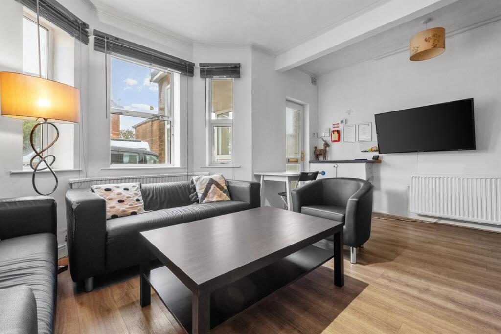 Additional image 4 of 6 bedroom House in Winton