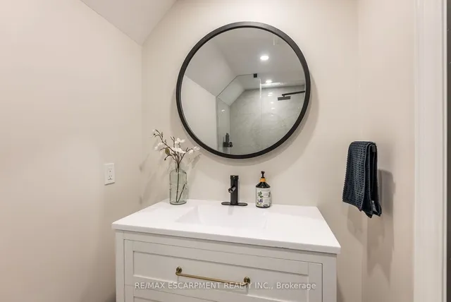 Additional image 18 of 71 Roxborough Ave