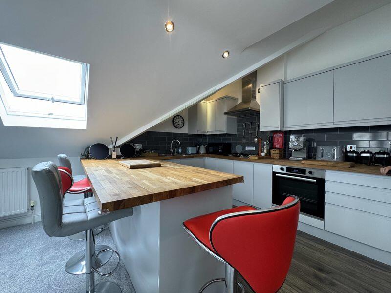 Additional image 5 of PRIME PENTHOUSE APARTMENT 5 MINS TO BEACH & TOWN WITH PARKING