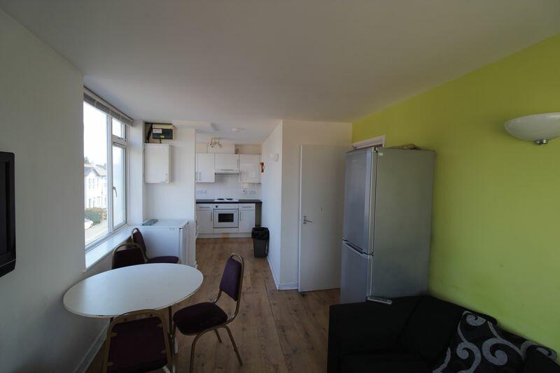 Primary image of AVAILABLE SEPTEMBER 2025 -3 Double Bedroom Student Flat - Winton