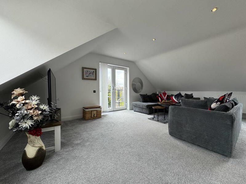 Additional image 12 of PRIME PENTHOUSE APARTMENT 5 MINS TO BEACH & TOWN WITH PARKING