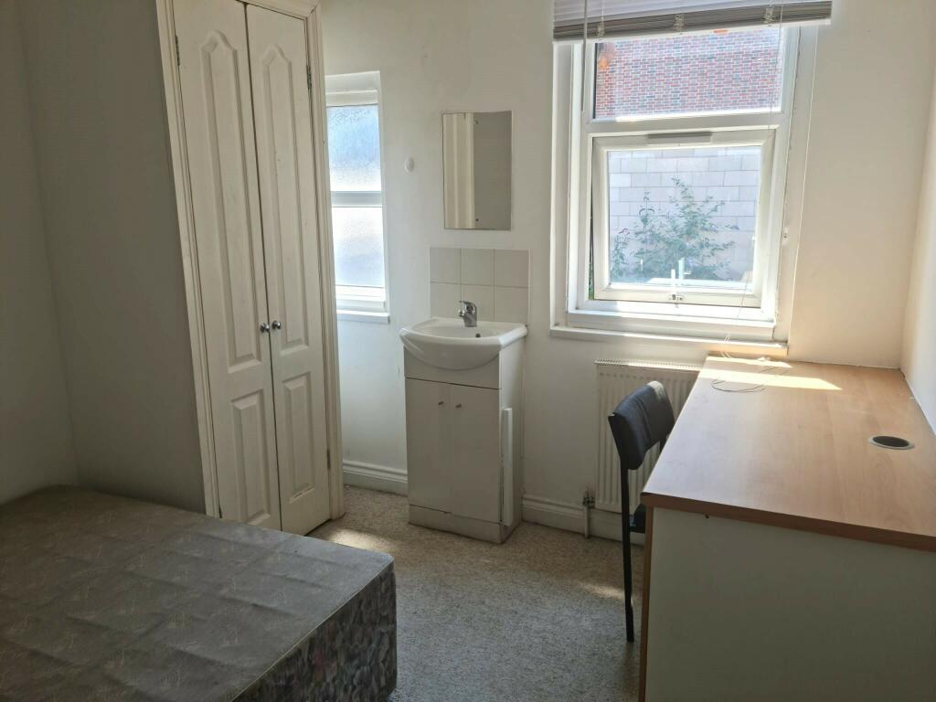 Additional image 5 of ROOM AVIALABLE IN SHARED HOUSE CENTRAL LANSDOWNE