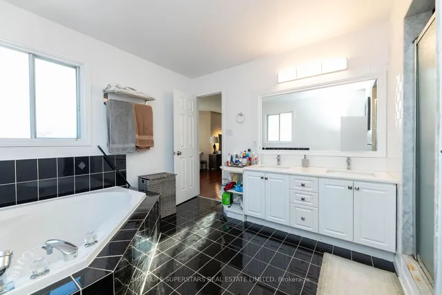 Additional image 25 of 39 Arborview Cres