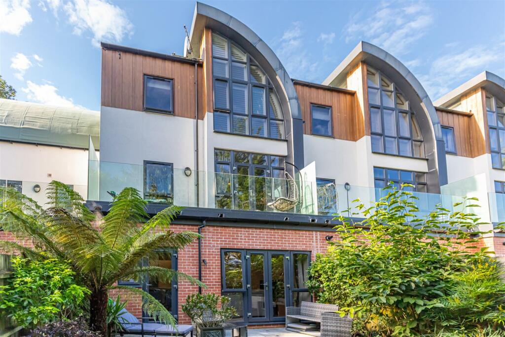 Additional image 6 of Town House in Trafalgar Mews, Nelson Road.