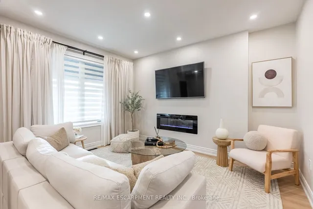 Additional image 3 of 71 Roxborough Ave