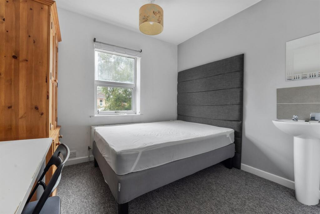 Additional image 8 of 6 bedroom House in Winton