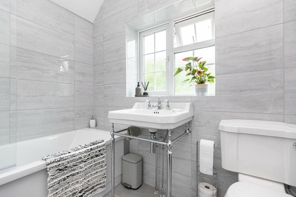 Additional image 13 of Lyon Avenue, New Milton, Hampshire. BH25 6AP