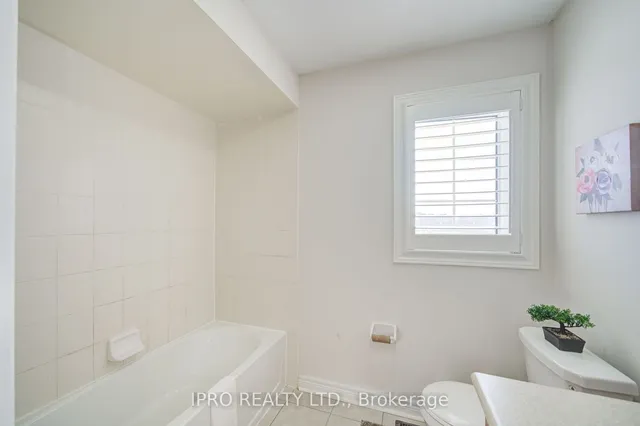 Additional image 32 of 566 Bessborough Dr