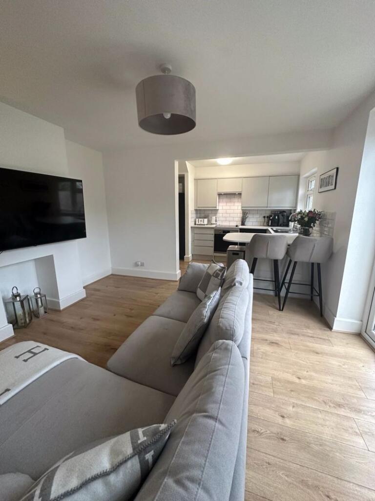 Additional image 5 of Beautifully renovated three-bedroom property located at Redhill, Ensbury Park £1600 pcm - AVAILABLE March 25