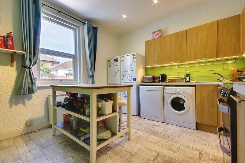 4 Bed Maisonette, 3 floors, Off Road Parking