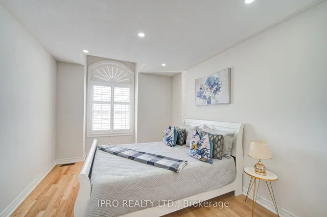 Additional image 33 of 566 Bessborough Dr