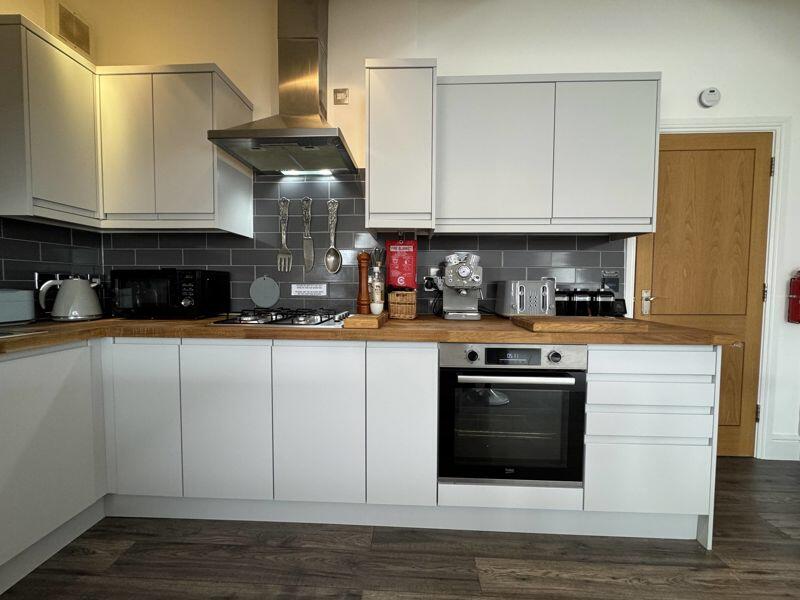 Additional image 7 of PRIME PENTHOUSE APARTMENT 5 MINS TO BEACH & TOWN WITH PARKING