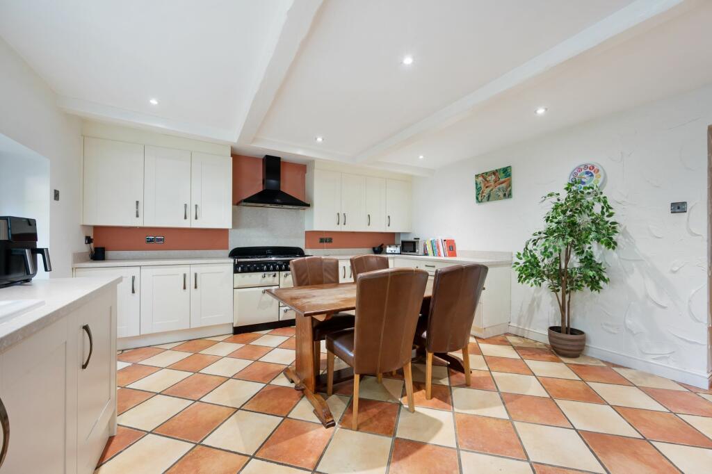 Additional image 8 of Bradshaw Road, Bolton BL2 3EW - Spacious 4-Bed Townhouse with En Suites & Dressing Rooms