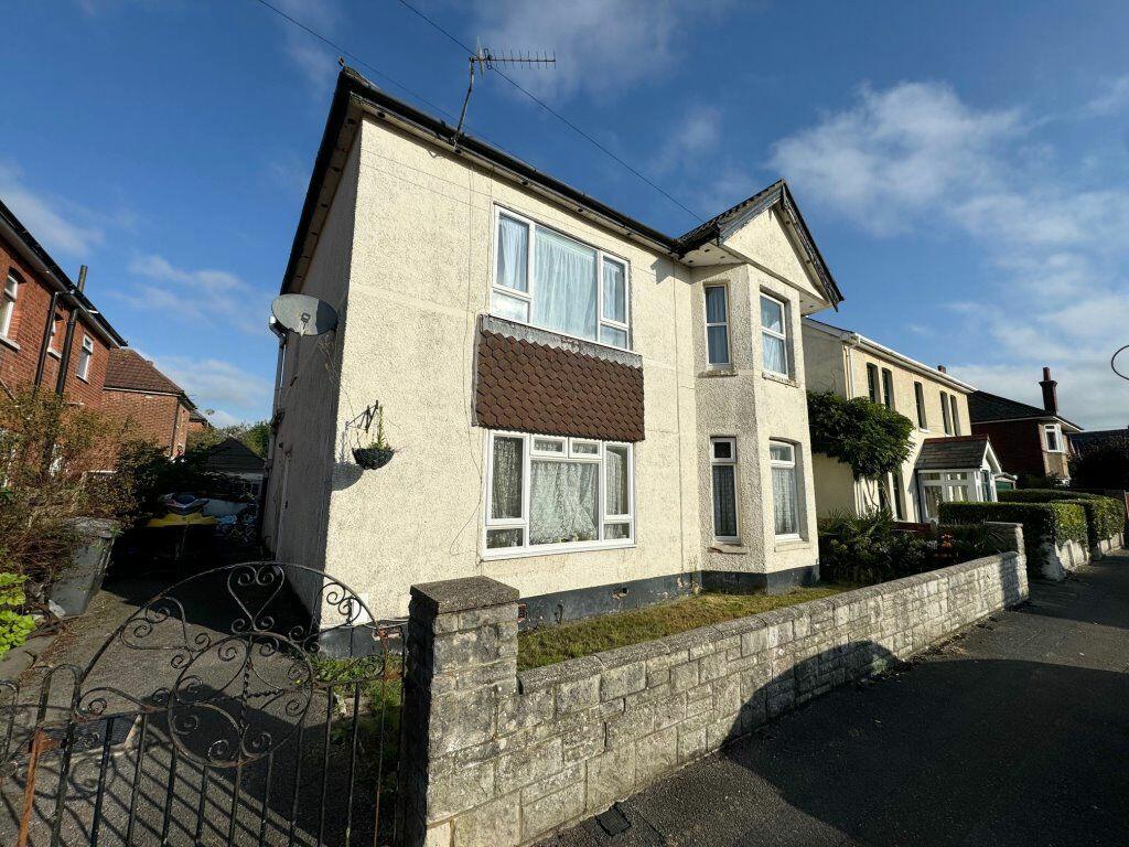 THREE DOUBLE BEDROOM STUDENT (P07604)